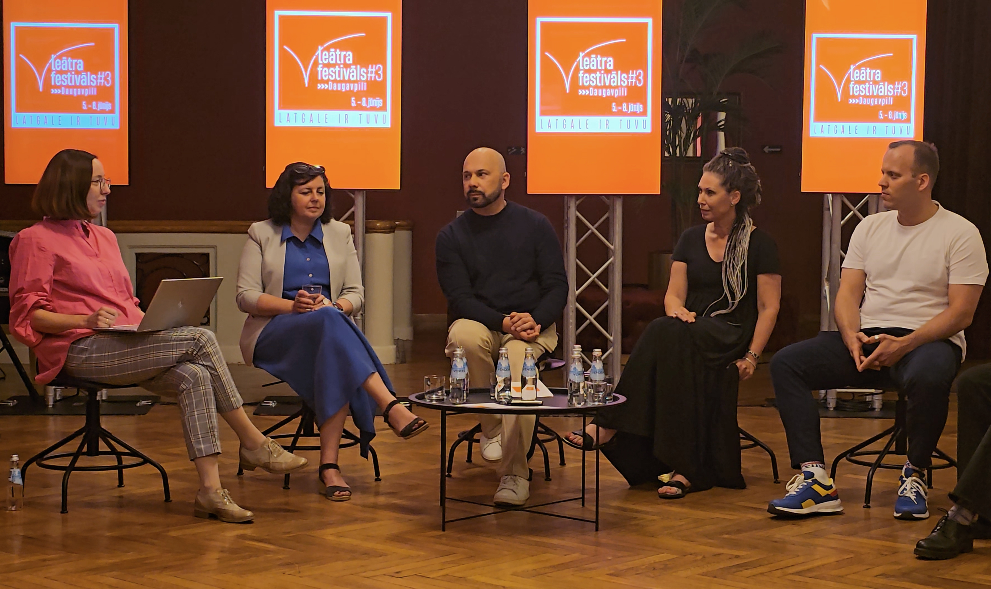 Skats no "Teātra festivāla #3" diskusijas "Kādas izmaiņas jāievieš, lai skatuves māksla nokļūtu pie bērniem un jauniešiem visā Latvijā". No kreisās: Dita Jonīte, Andra Rutkēviča, Olita Jakovele, Edgars Niklasons // Publicitātes foto